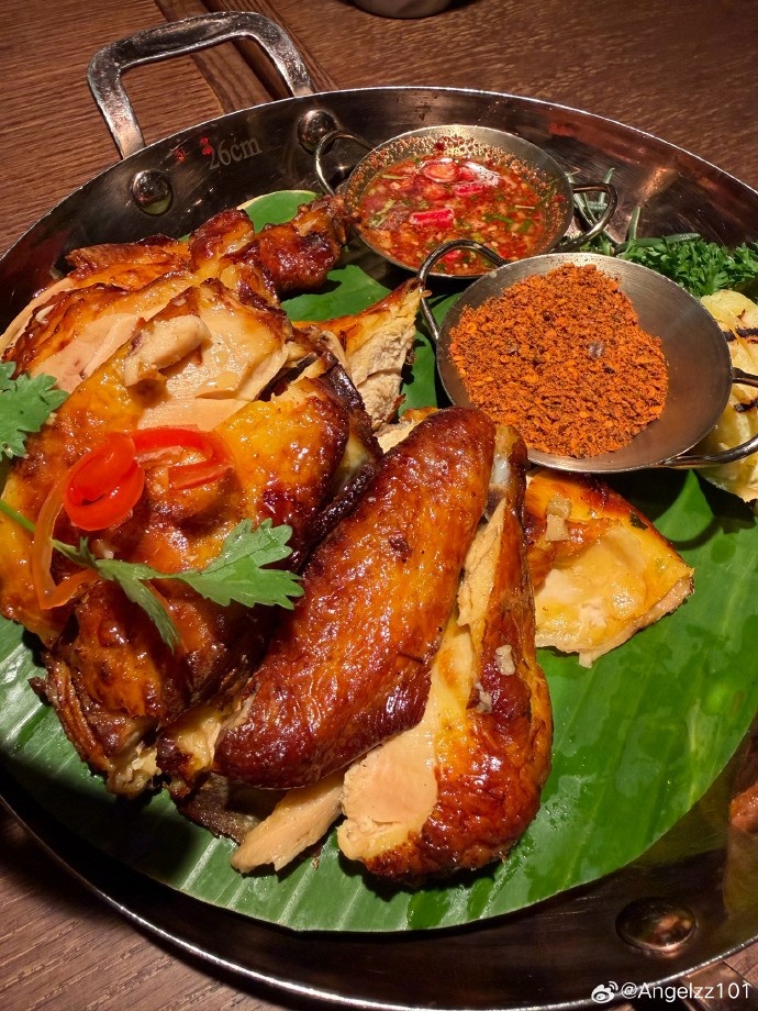 Angel赛后晒聚餐图:大家冬至快乐!德杯三连胜了来吃个泰料