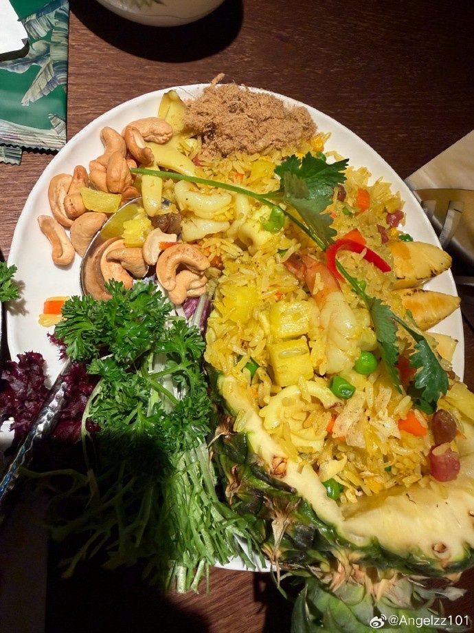 Angel赛后晒聚餐图:大家冬至快乐!德杯三连胜了来吃个泰料